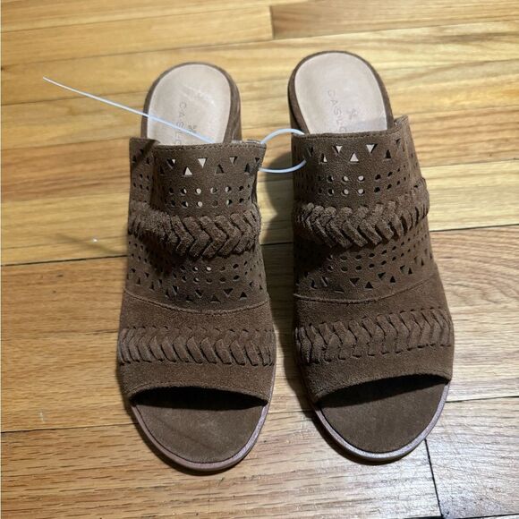 Caslon | maggie slide - Picture 2 of 5